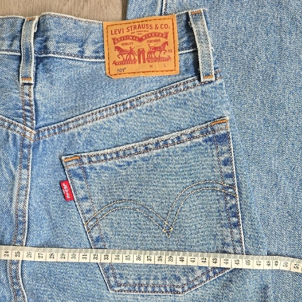 Levi's 501 Light Blue Straight Jeans - Picture 8 of 10